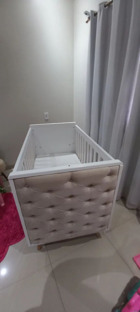 Berço + colchão, Berço branco, modelo Capitonê estofado em Suede, tamanho Americano  - Foto 4