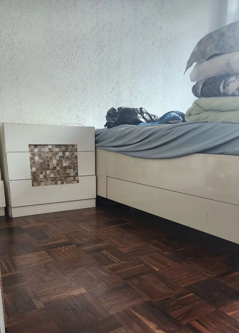 Mesa de cabeceira com gavetas  - Foto 2