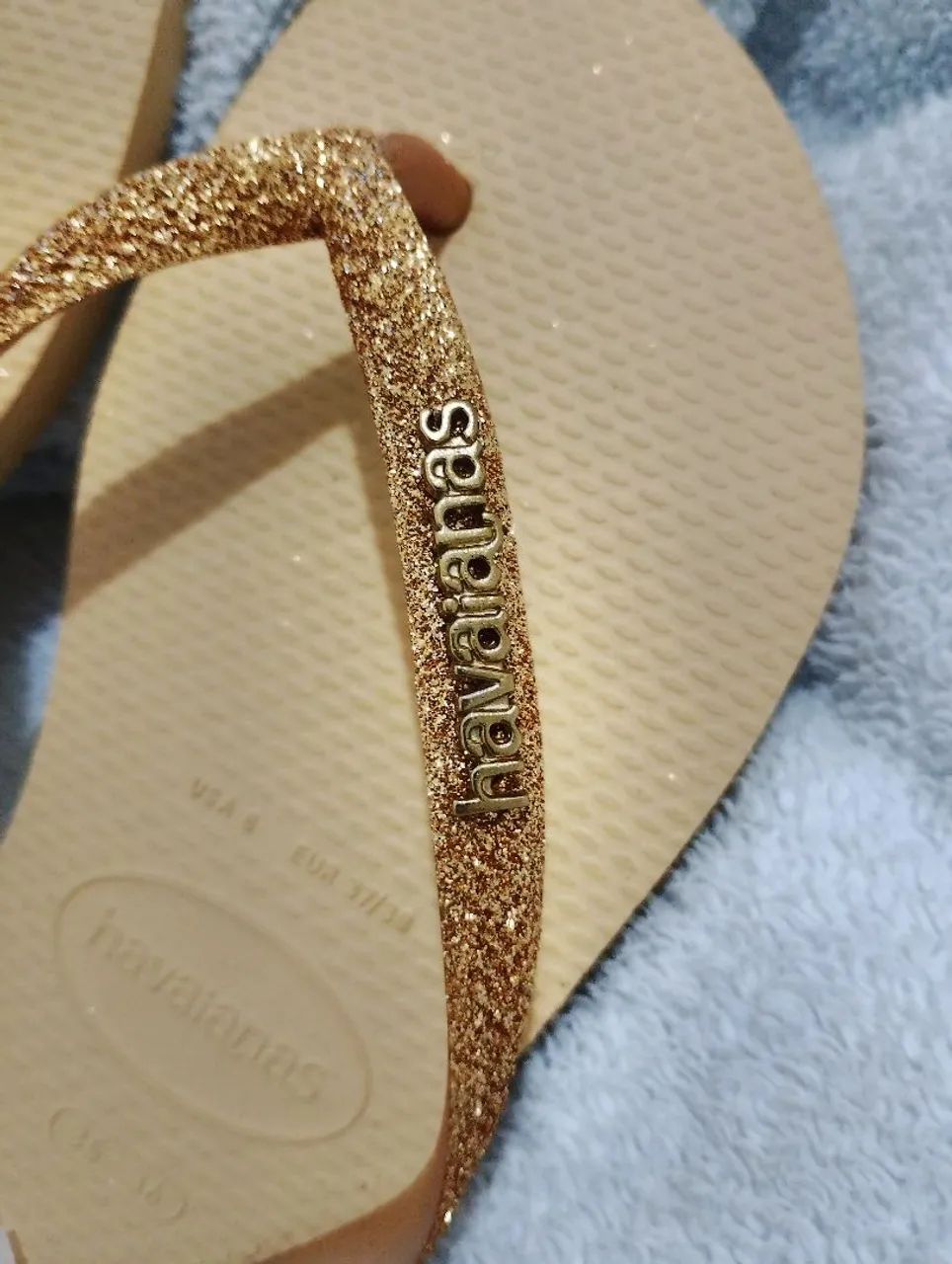 Chinelo havaiana dourado glitter  - Foto 2