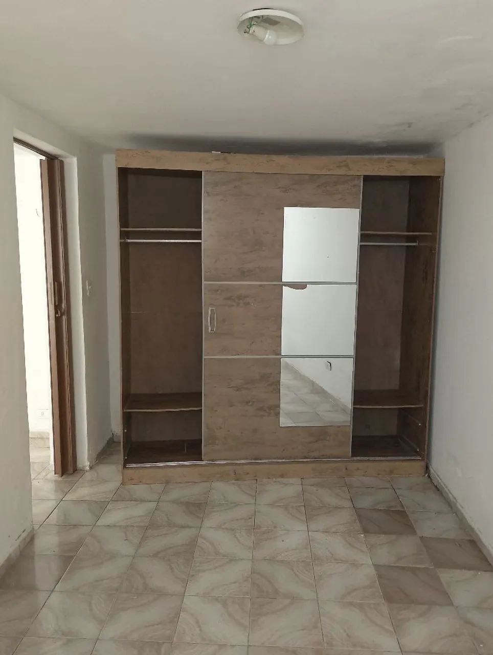 EXCELENTE GUARDA-ROUPA 