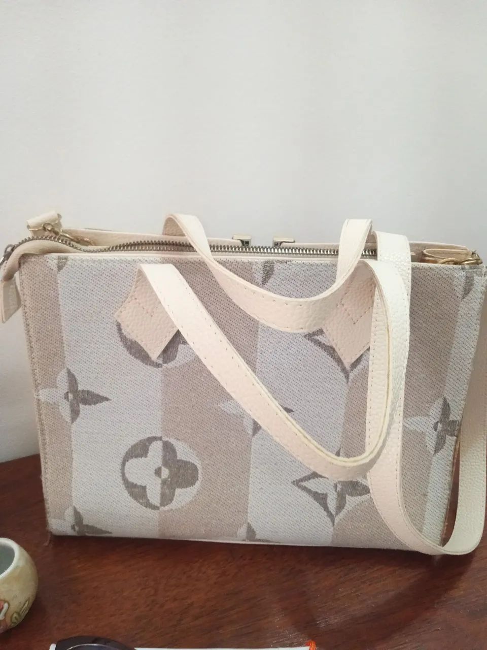 Lindas Bolsas com óculos de sol. - Foto 3