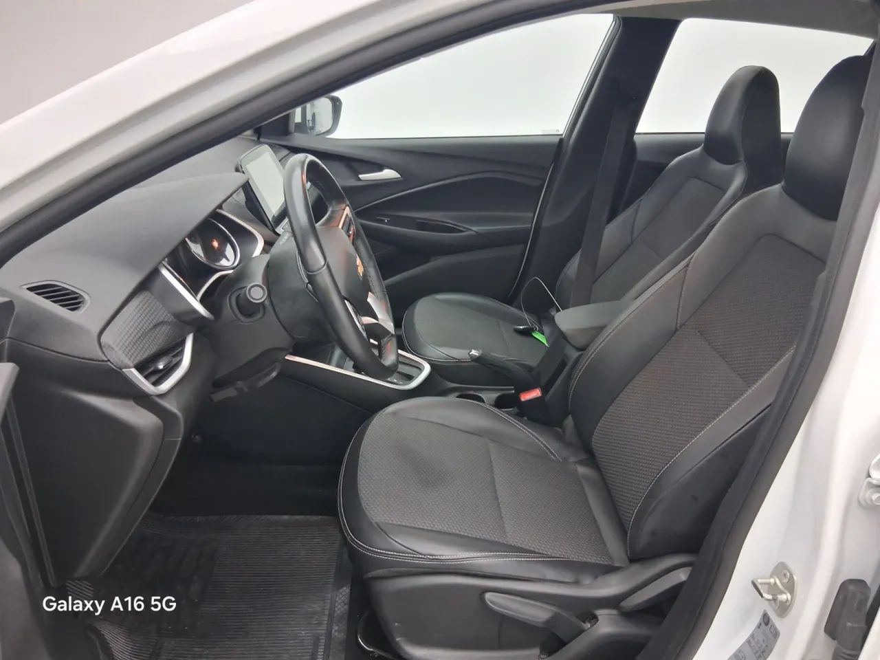 Chevrolet Onix Plus LTZ 1.0 12V TB Flex Aut. 4P, foto 17 de 18