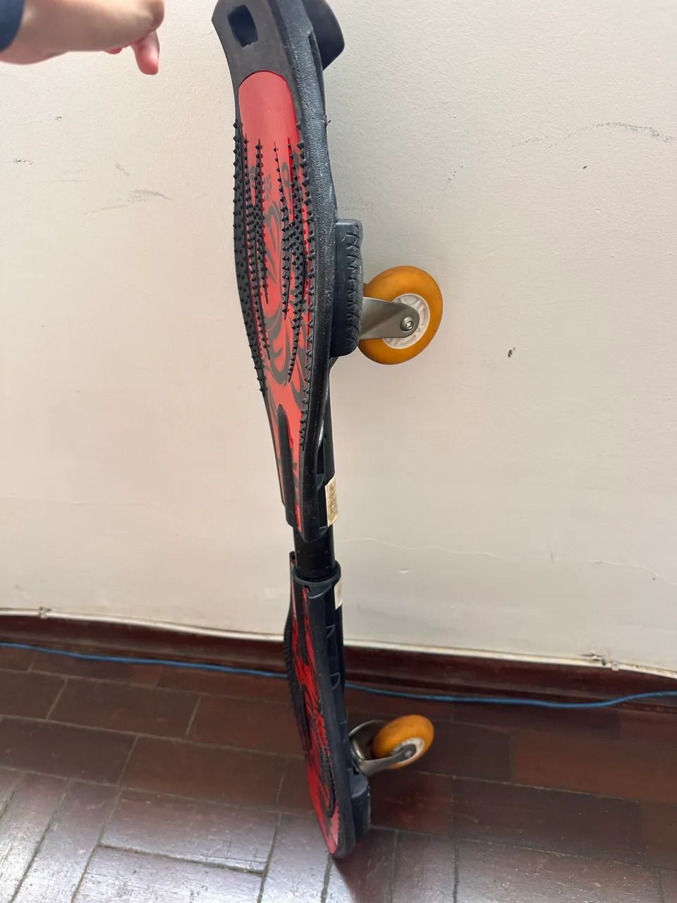 Skate com Duas Rodas Rocking Skateboard Preto e Vermelho - Foto 6