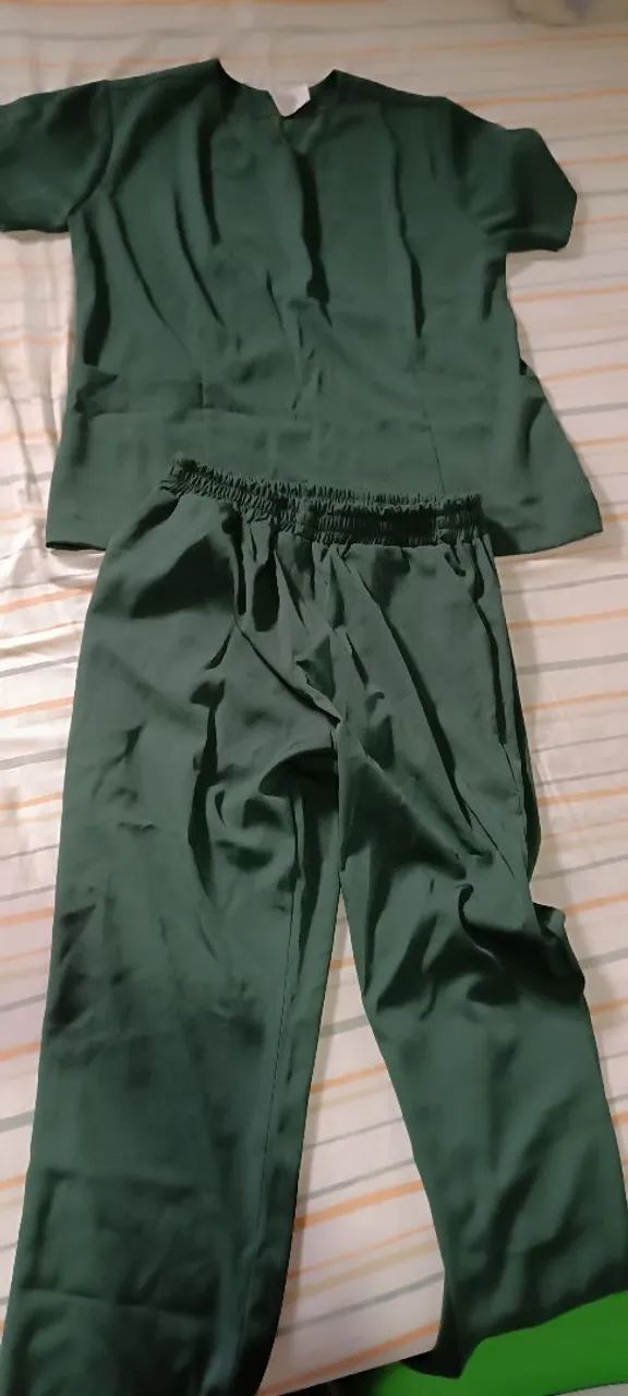 Scrub masculino com verde musgo 