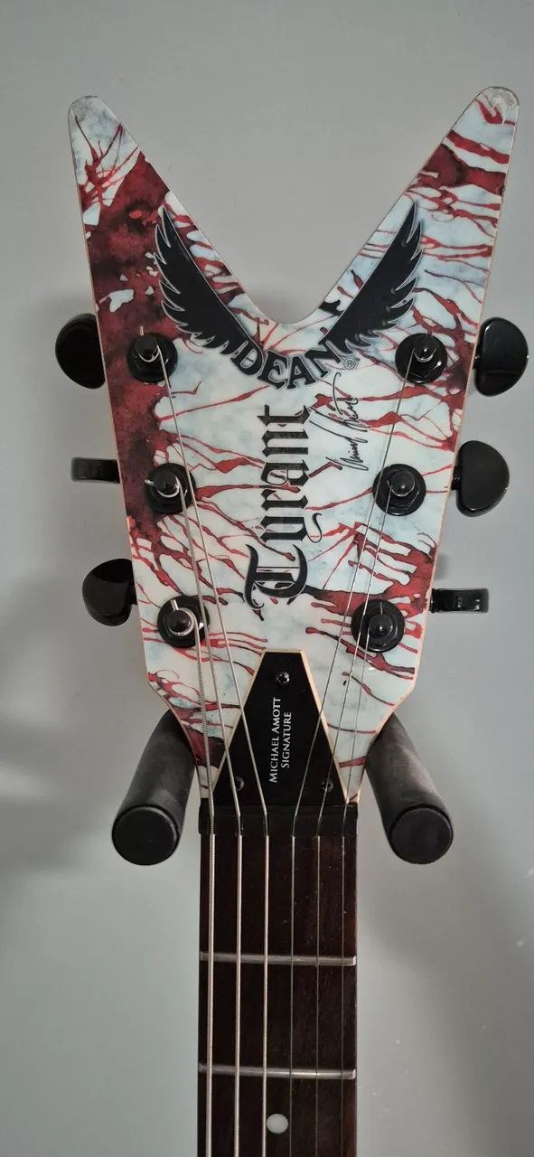 Guitarra flying-v Dean modelo Michael Amott Tyrant X Splatter com