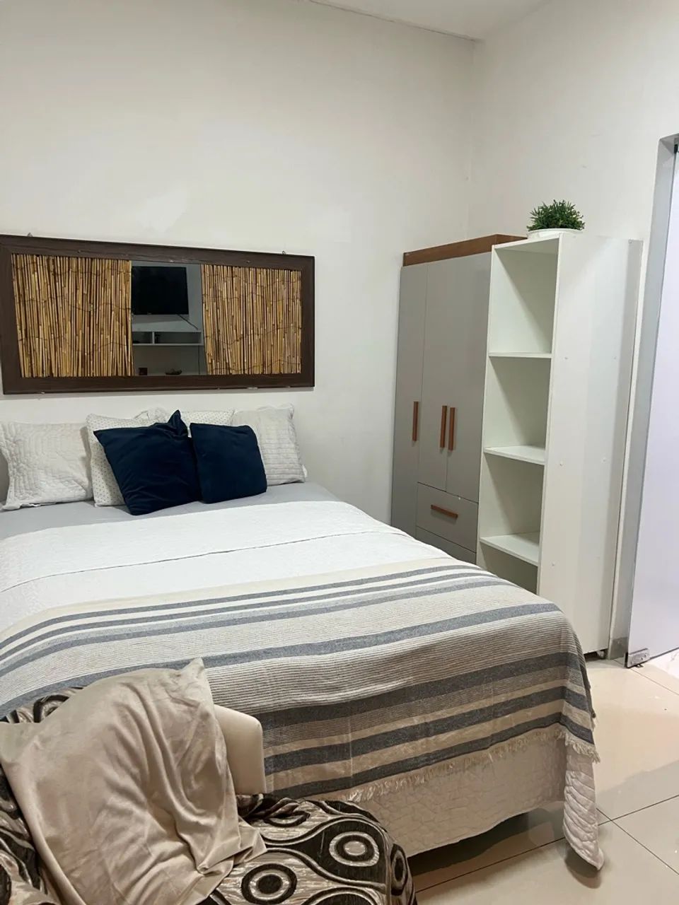 Alugo quarto suite mobiliado no centro 
