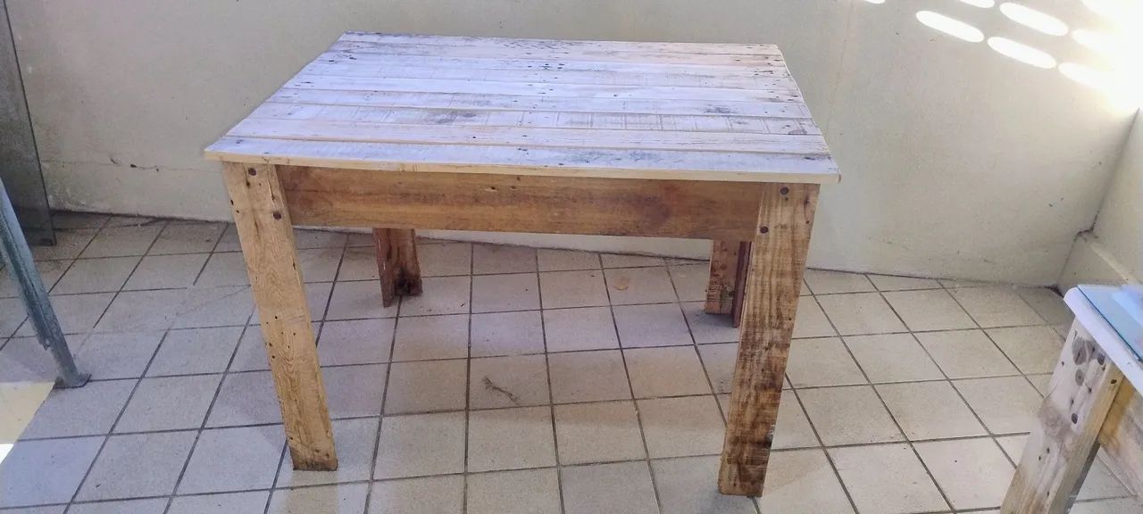 Mesa rústica em madeira de pallets