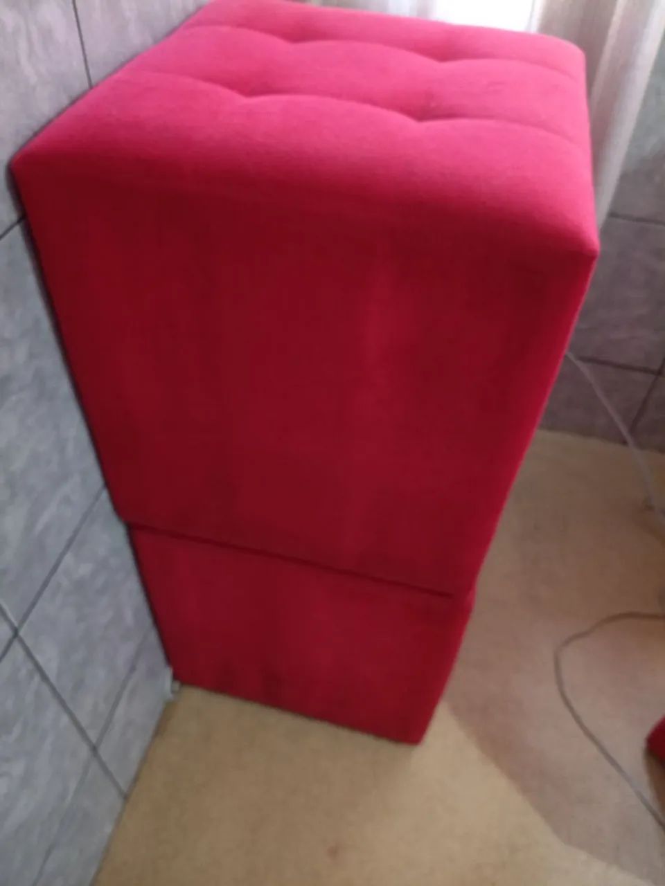 Kit 3 Puffs Cubo Suede Vermelho - Perfeitos para Decorar e Acomodar!<br> - Foto 2