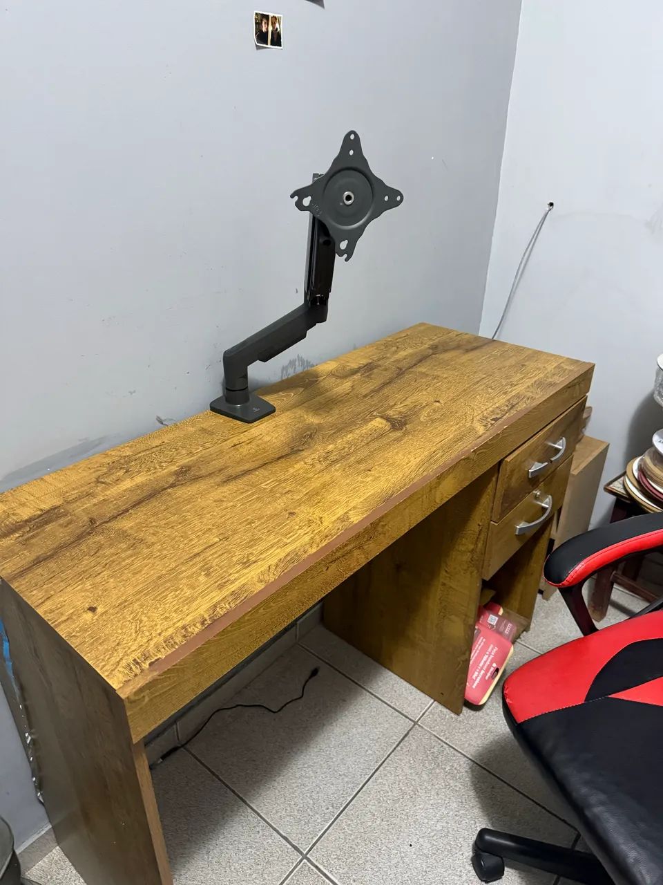Mesa de escritório com braço articulado