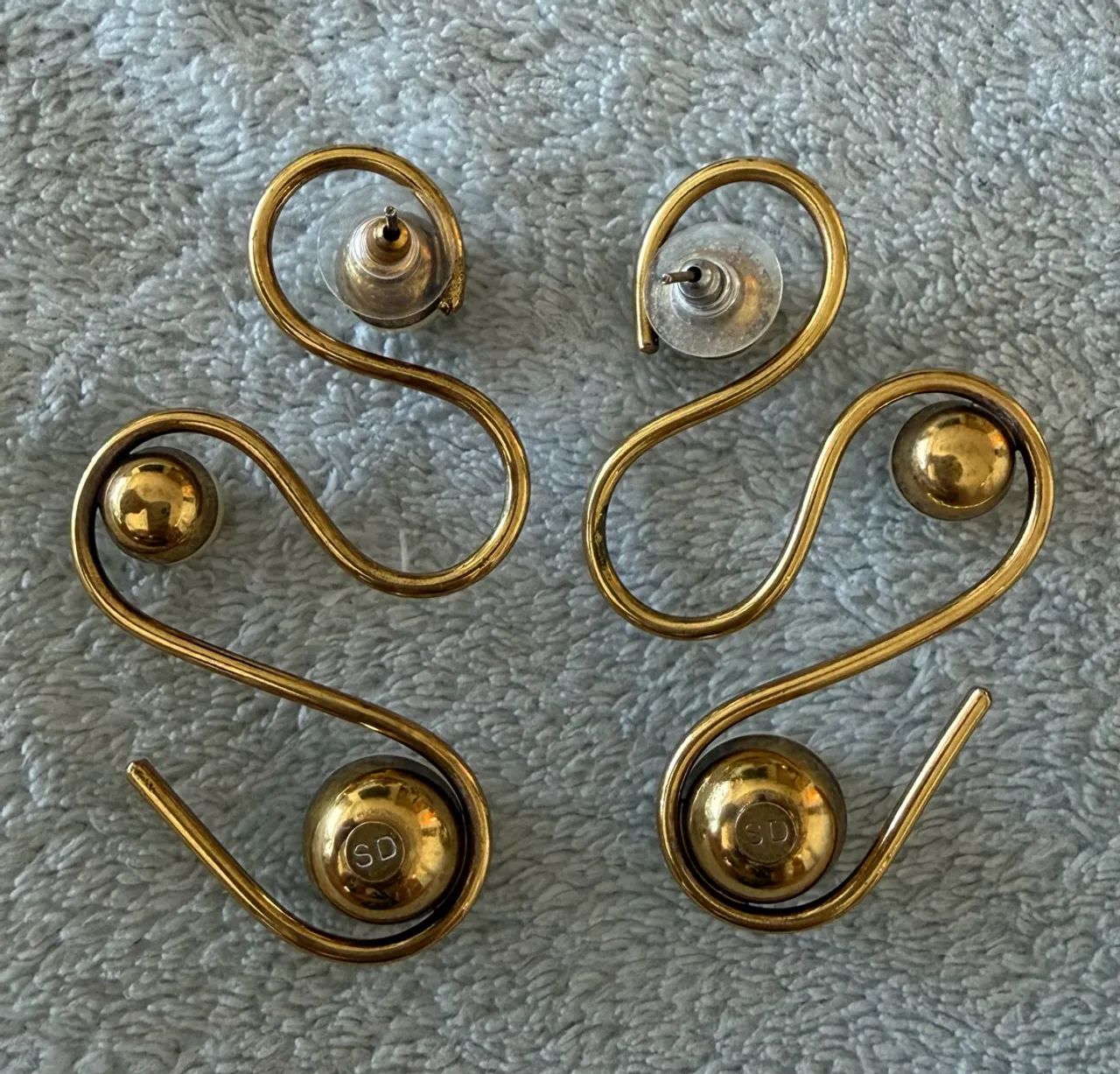 Brinco SD Dourado com Pérolas - Design Moderno e Sofisticado - Foto 4