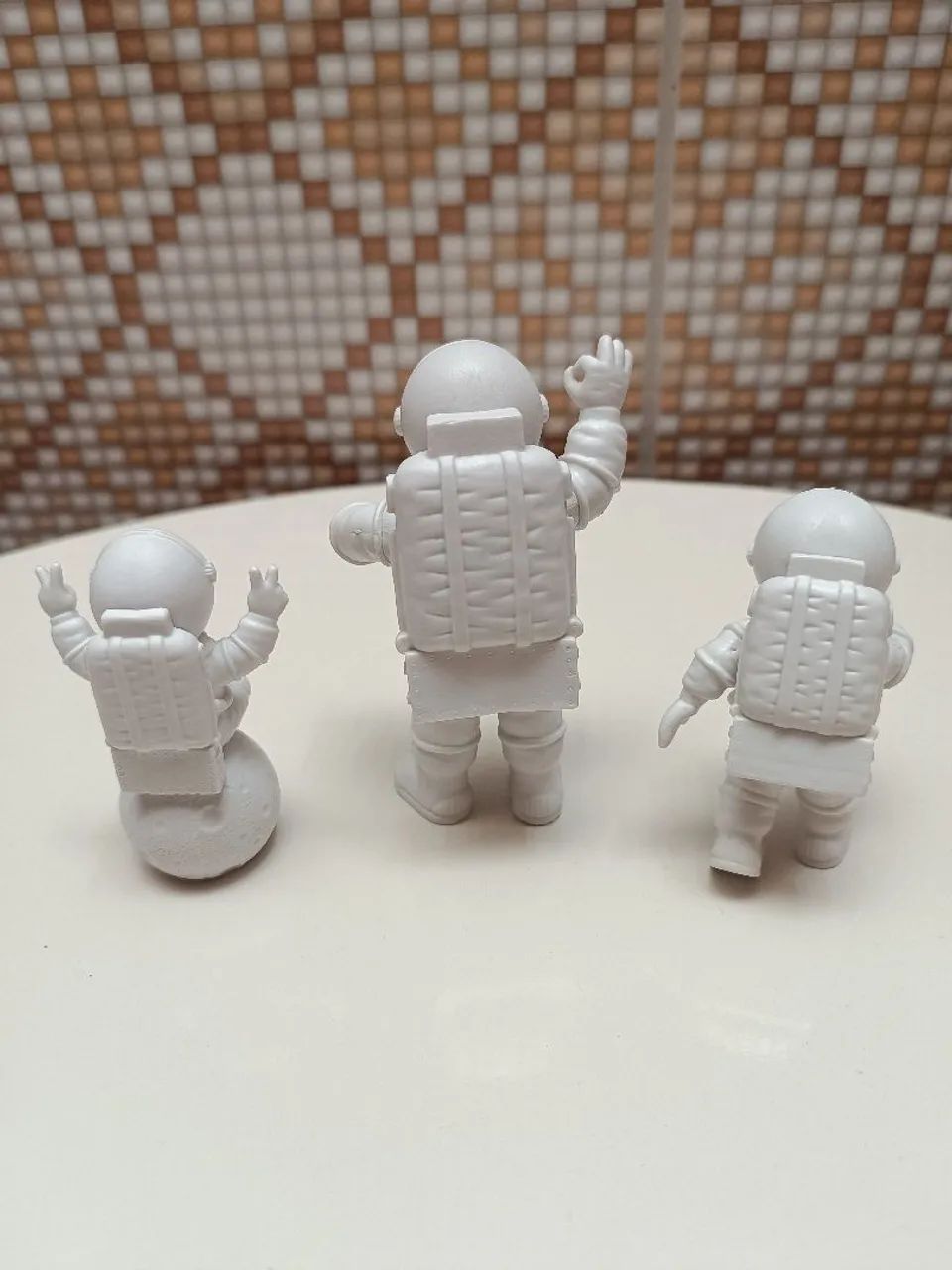 Kit Astronauta Decoração 3 bonecos + lua com LED  - Foto 3