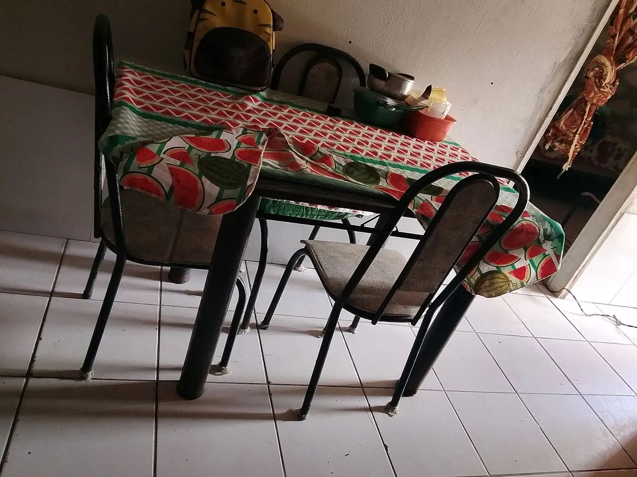 Mesa de 4 lugares só que uma cadeira tá sem forro 