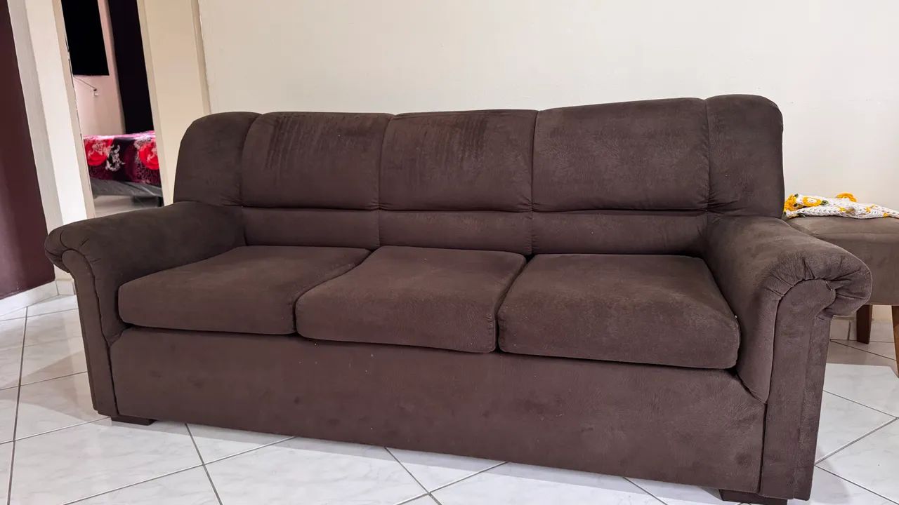 Vendo sofá de 3 lugares na cor marrom  - Foto 2