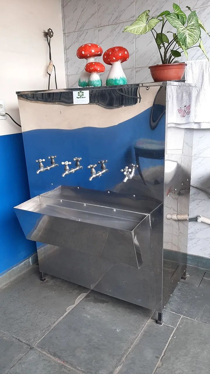 Bebedouro industrial com 4 torneiras