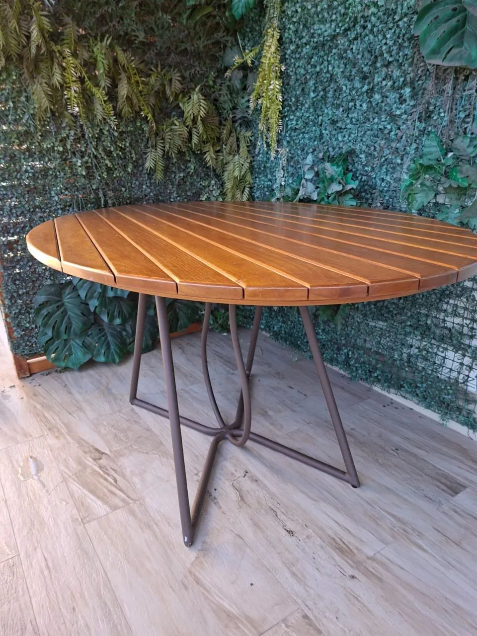 Mesa Oval de Madeira Ripada com Base Designer em Alumínio - 1,60m x 1,00m - Foto 3