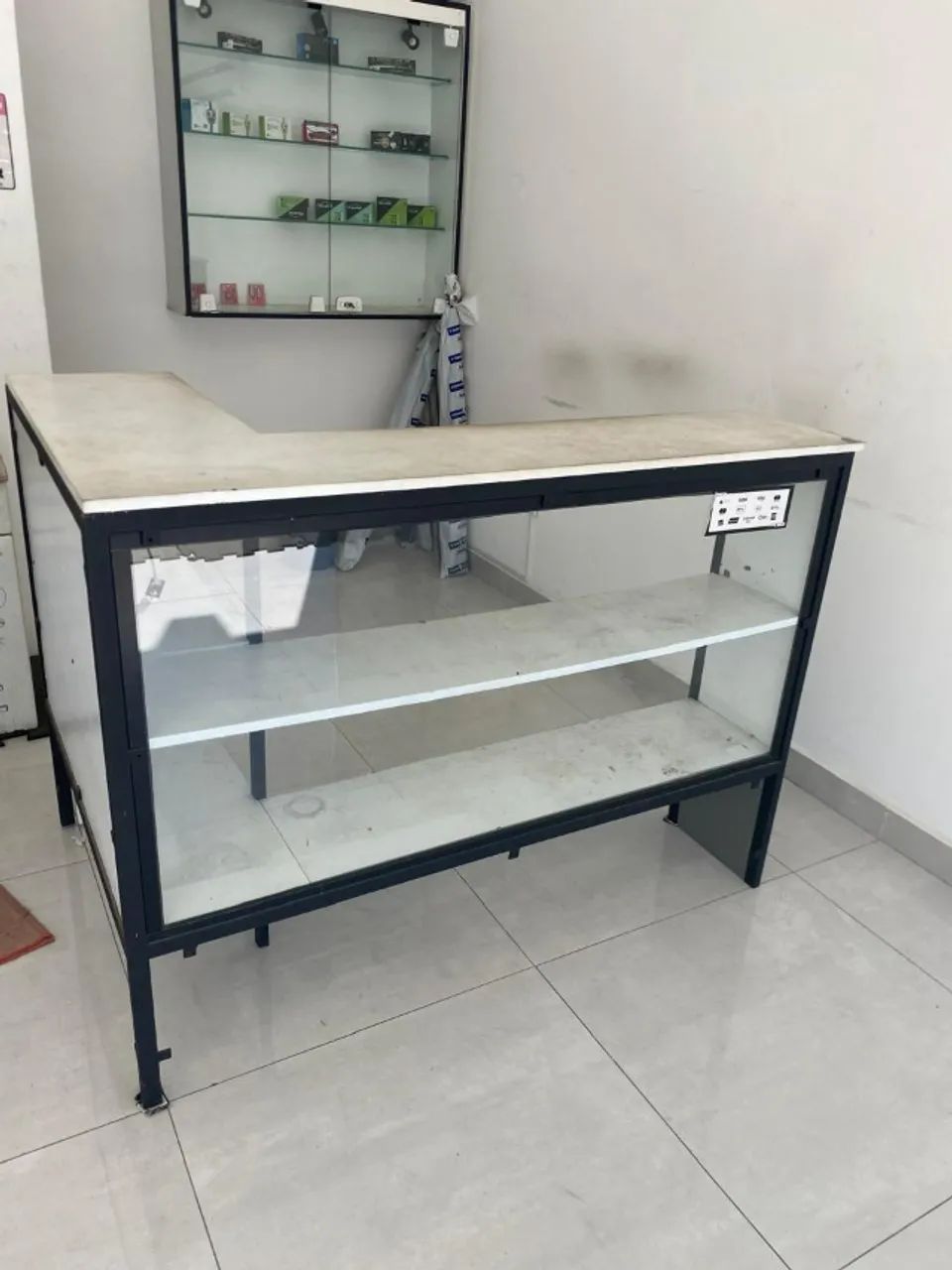 VENDO BALCÃO EM L E VITRINE 