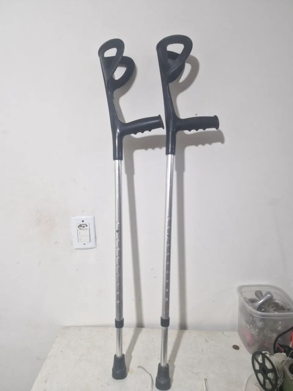 PAR DE MULETAS E ANDADOR 