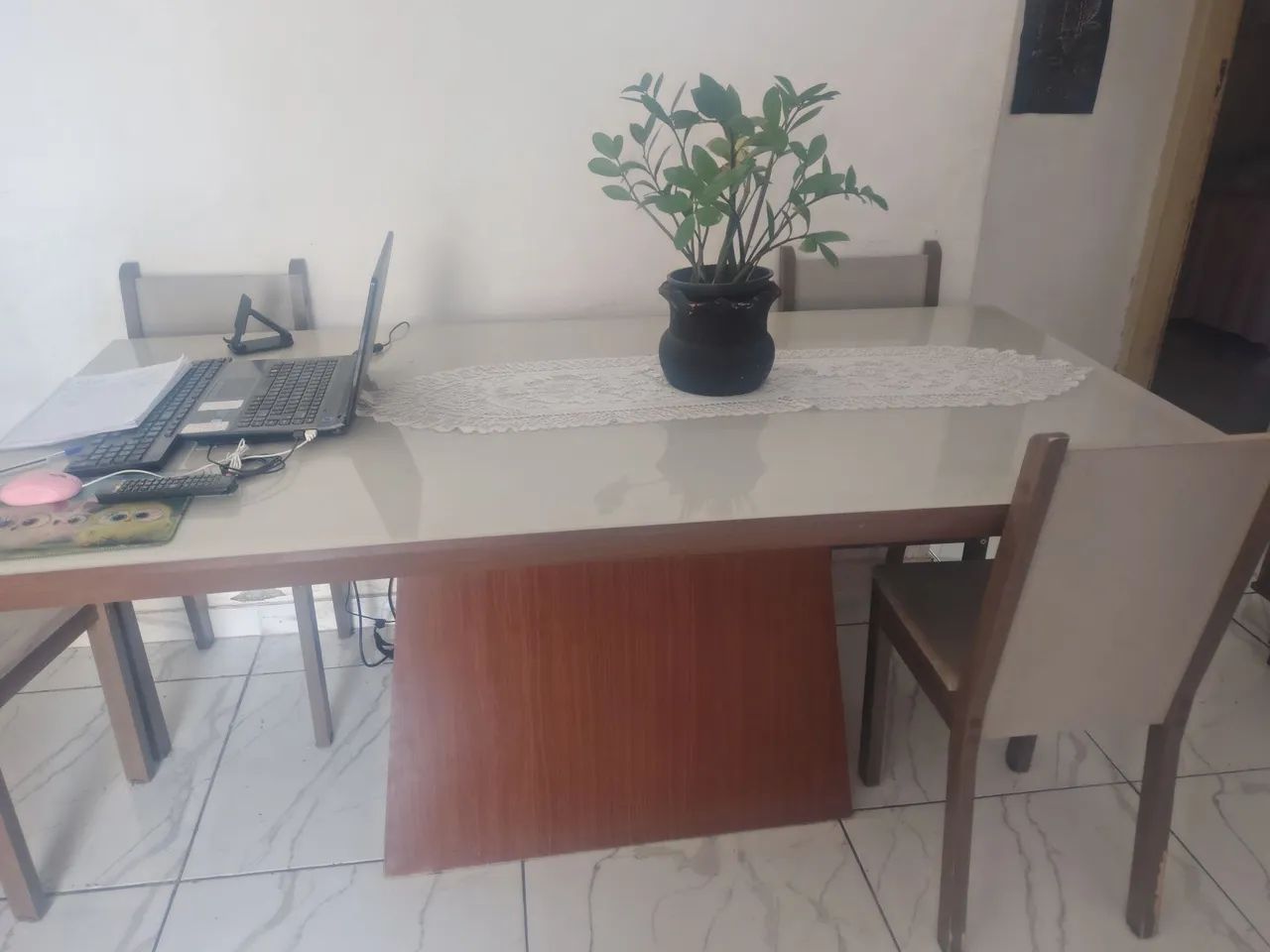Mesa de madeira com tampo de vidro com 5 cadeiras   