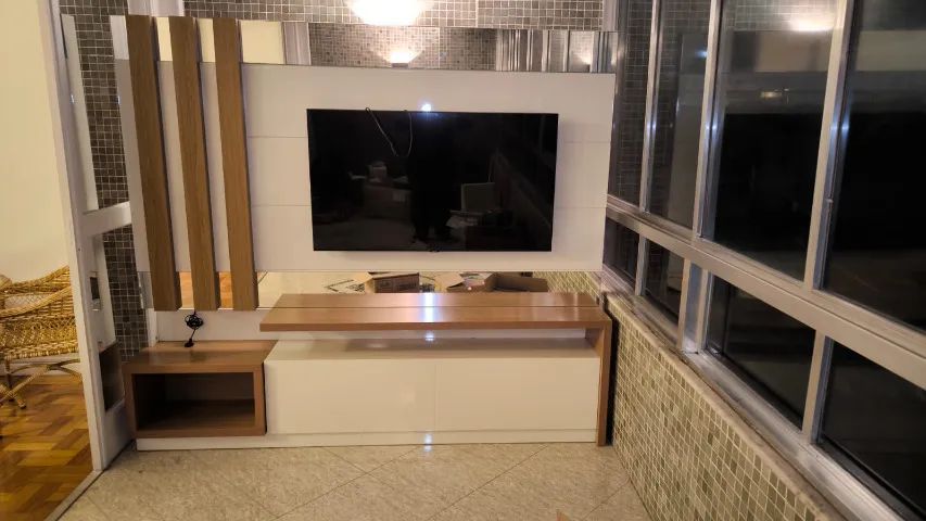 VENDO RACK EM MDF E ESPELHOS. NICHO ILUMINADO,  DUAS PORTAS E SUPORTA TV ATÉ 60 POLEGADAS - Foto 3