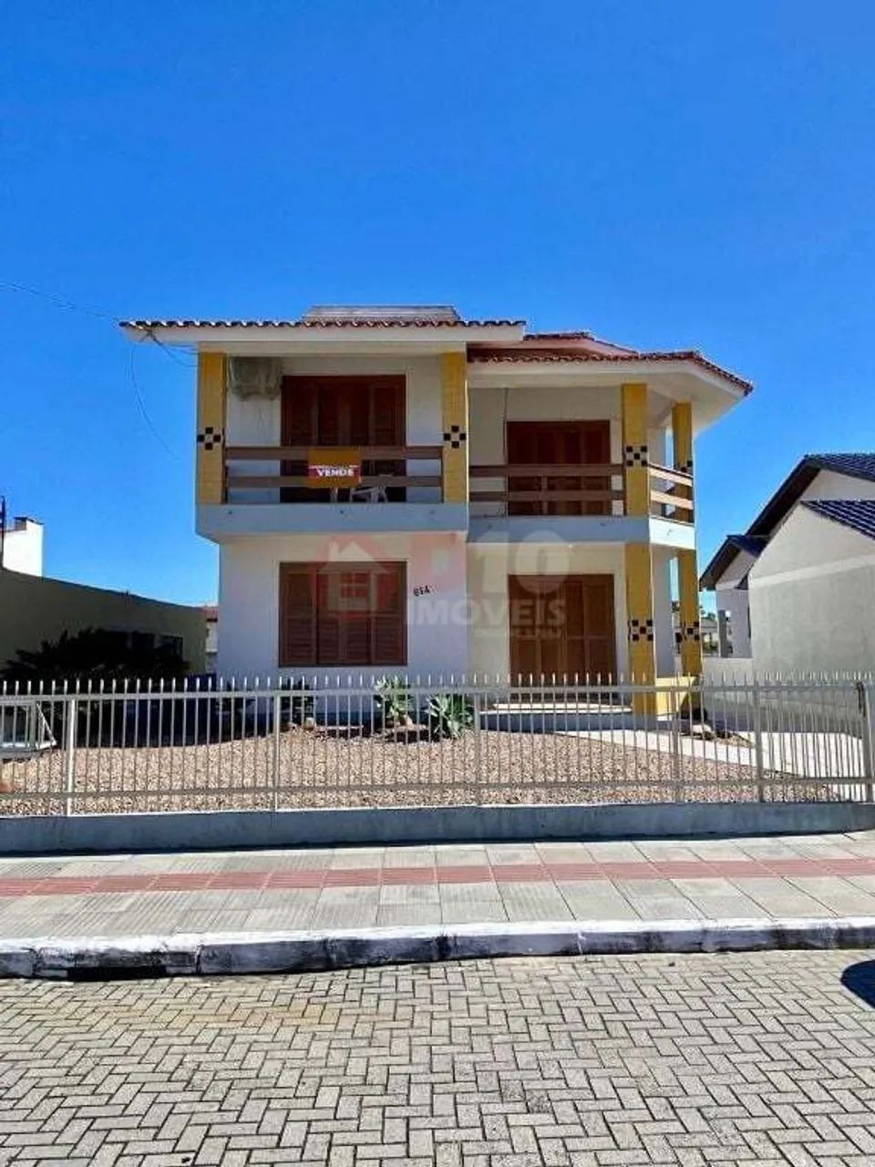 Casa Frente Leste com 4 Dormitórios a Apenas 100m do Mar - Foto 2