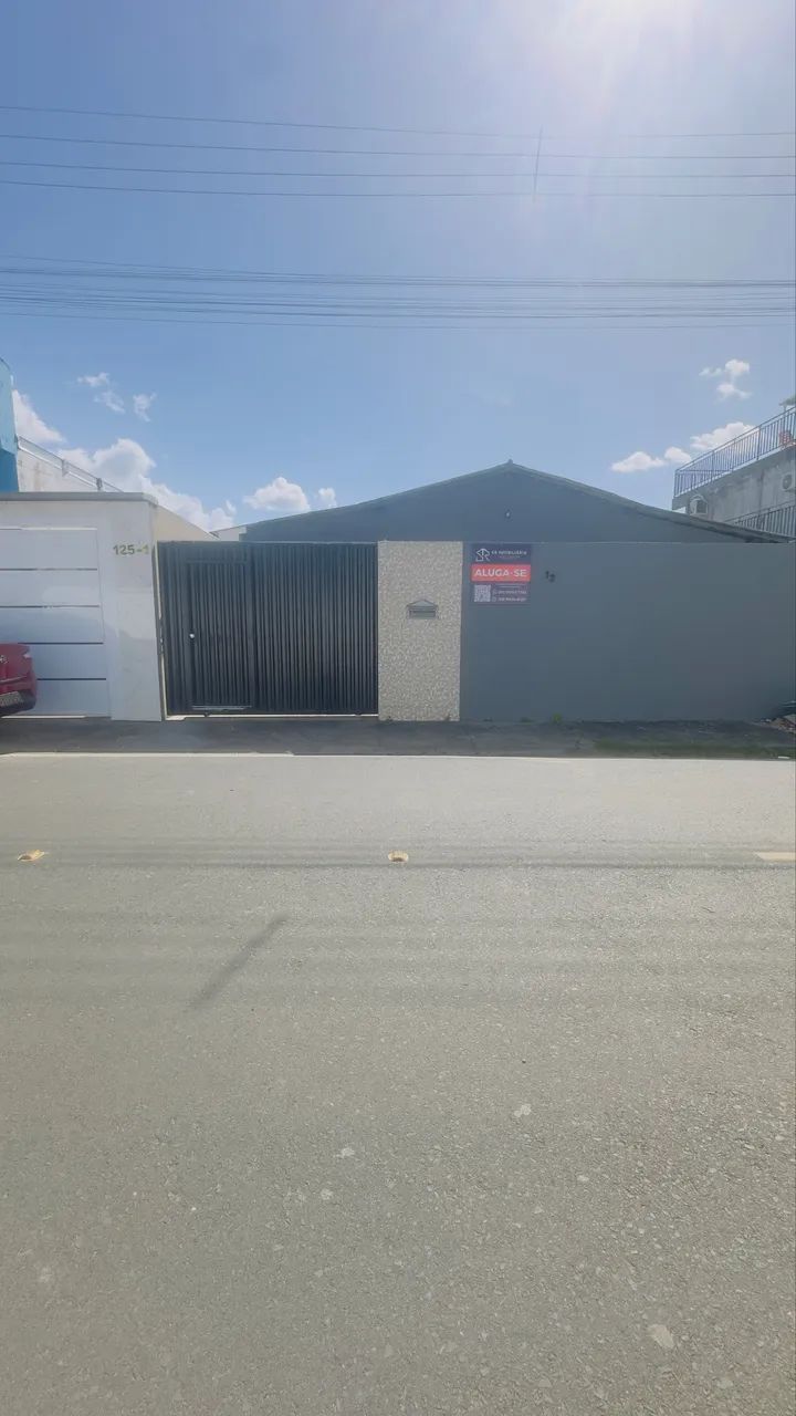 Aluga-se casa com excelente localização! 