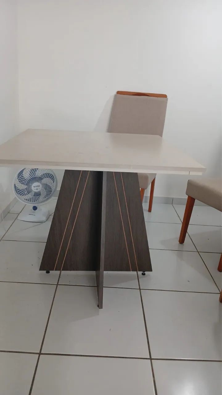 Mesa de madeira com 4 cadeiras inclusas  - Foto 2