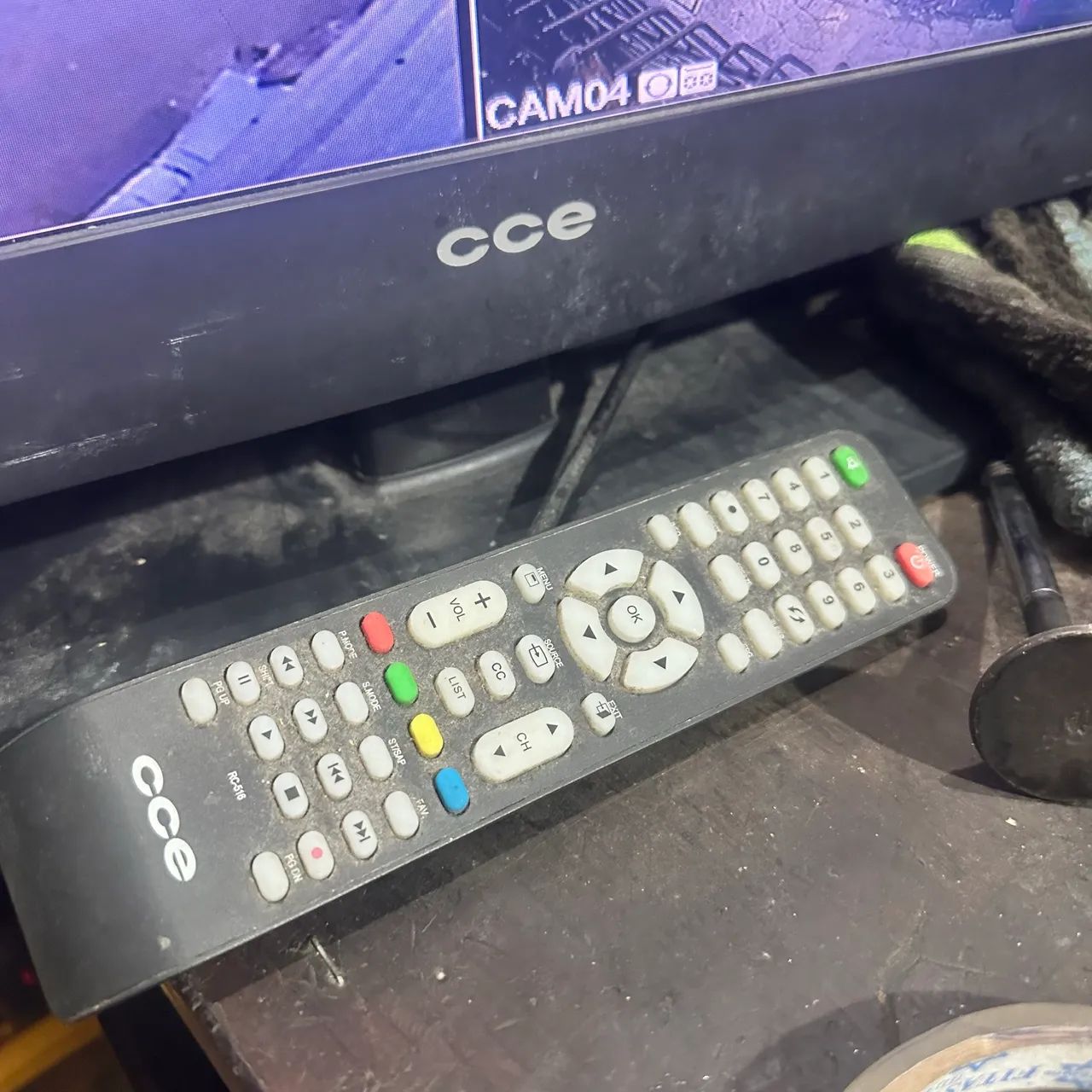 Tv cce LN244 led usada com base e controle paralelo com marcas de uso  - Foto 4