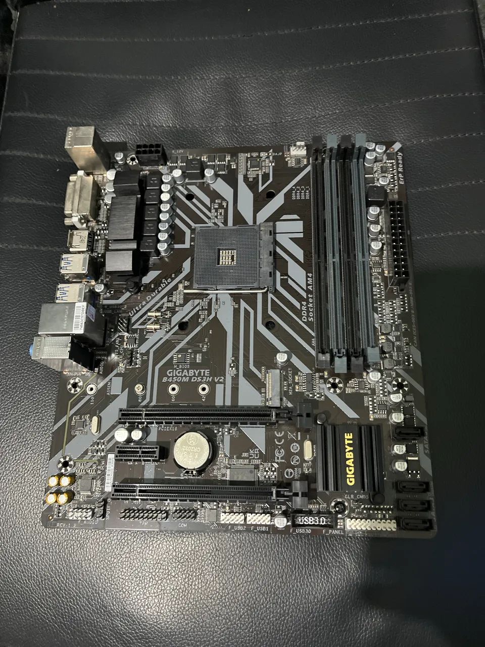 Placa mãe Gigabite B450M soquete AM4
