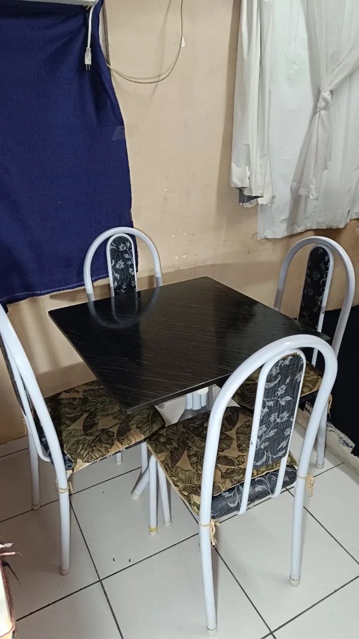 Mesa de mármore com 4 cadeiras  - Foto 3