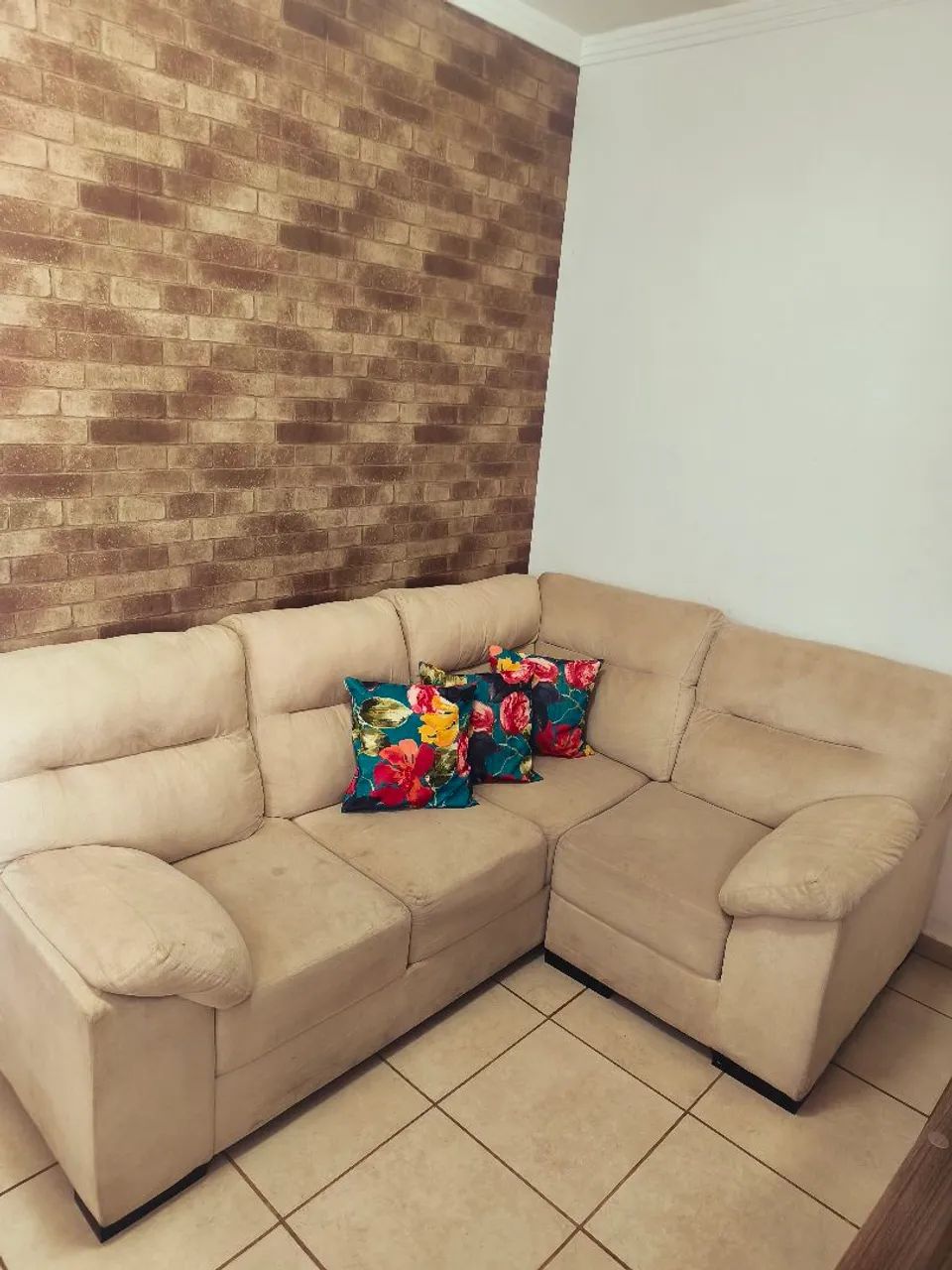 SOFÁ DE 4 LUGARES COM ALMOFADAS