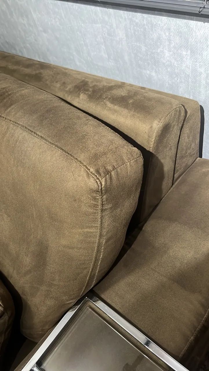 Lindo sofá 3 lugares suede seminovo - Foto 3
