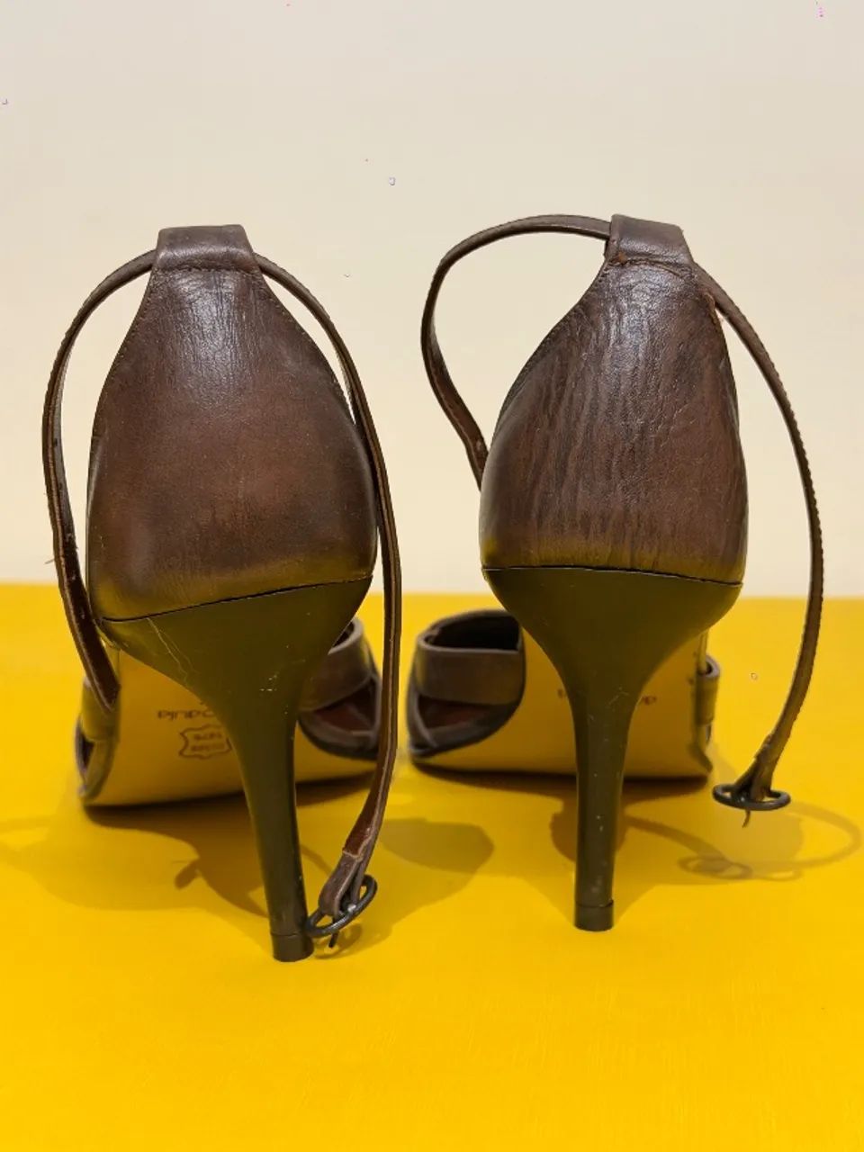 Scarpin marrom em couro - Foto 2