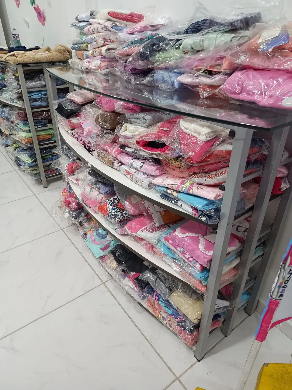 Estoque de confecções infantil e juvenil 1