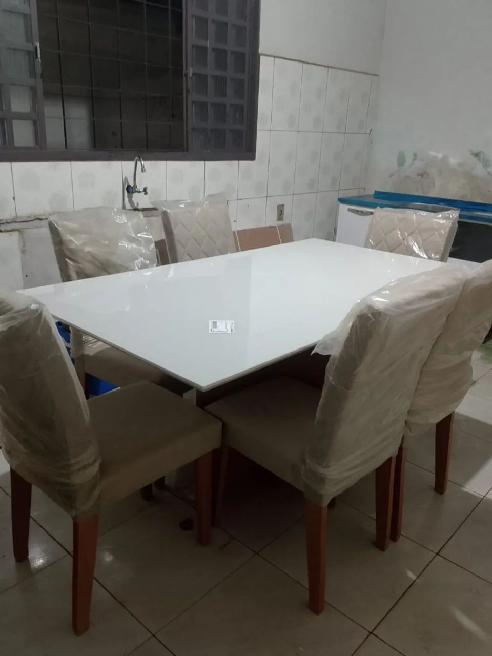 Mesa de jantar com 6 cadeiras novas 