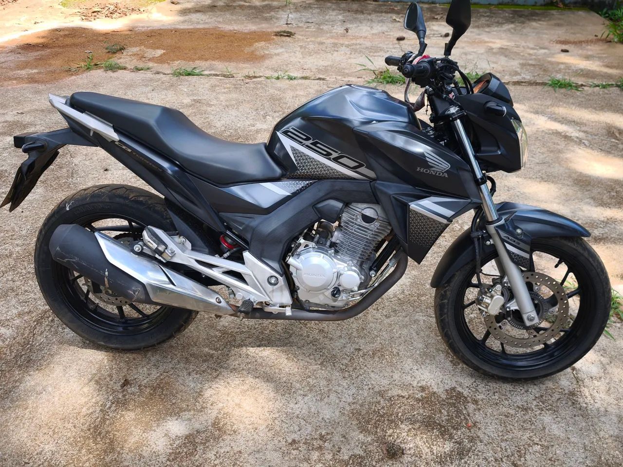 Moto em perfeito estado e com baixa quilometragem.