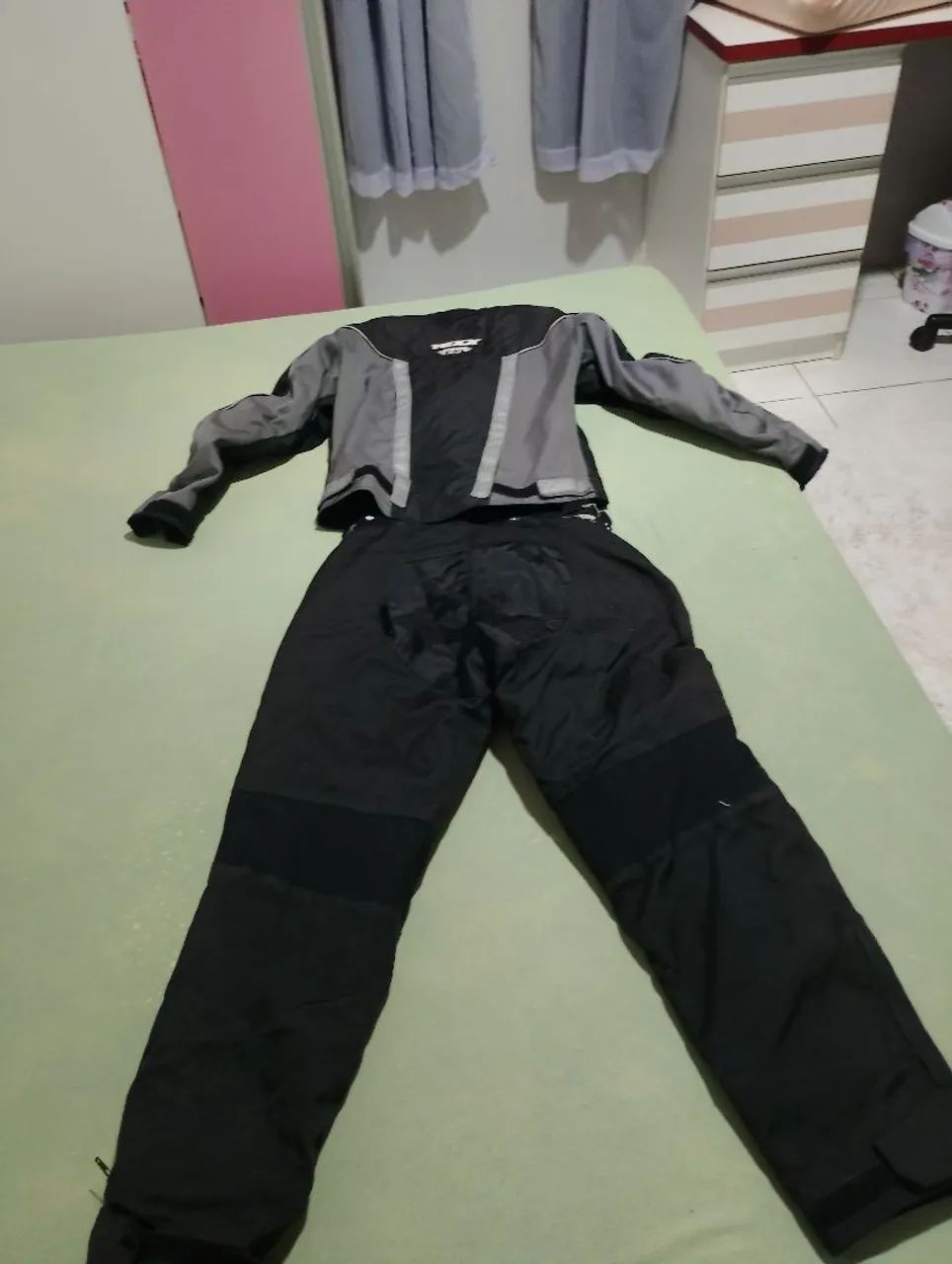 Jaqueta e calça de motociclista 