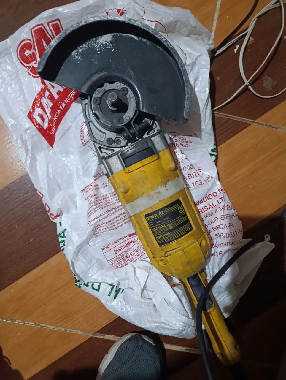 Esmerilhadeira angular 220w Dewalt - Foto 3