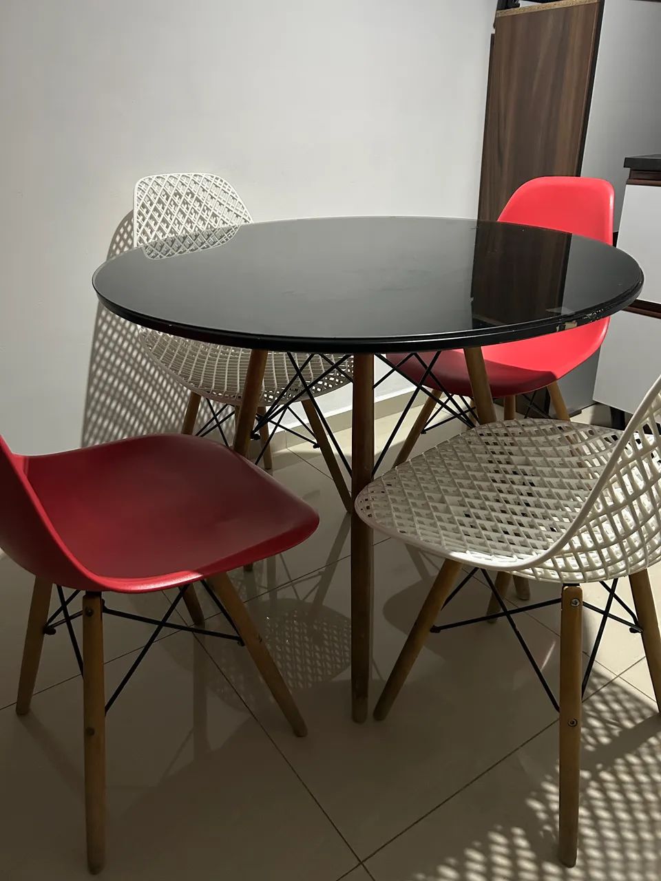 Vende-se Mesa de Vidro com Cadeiras  - Foto 2