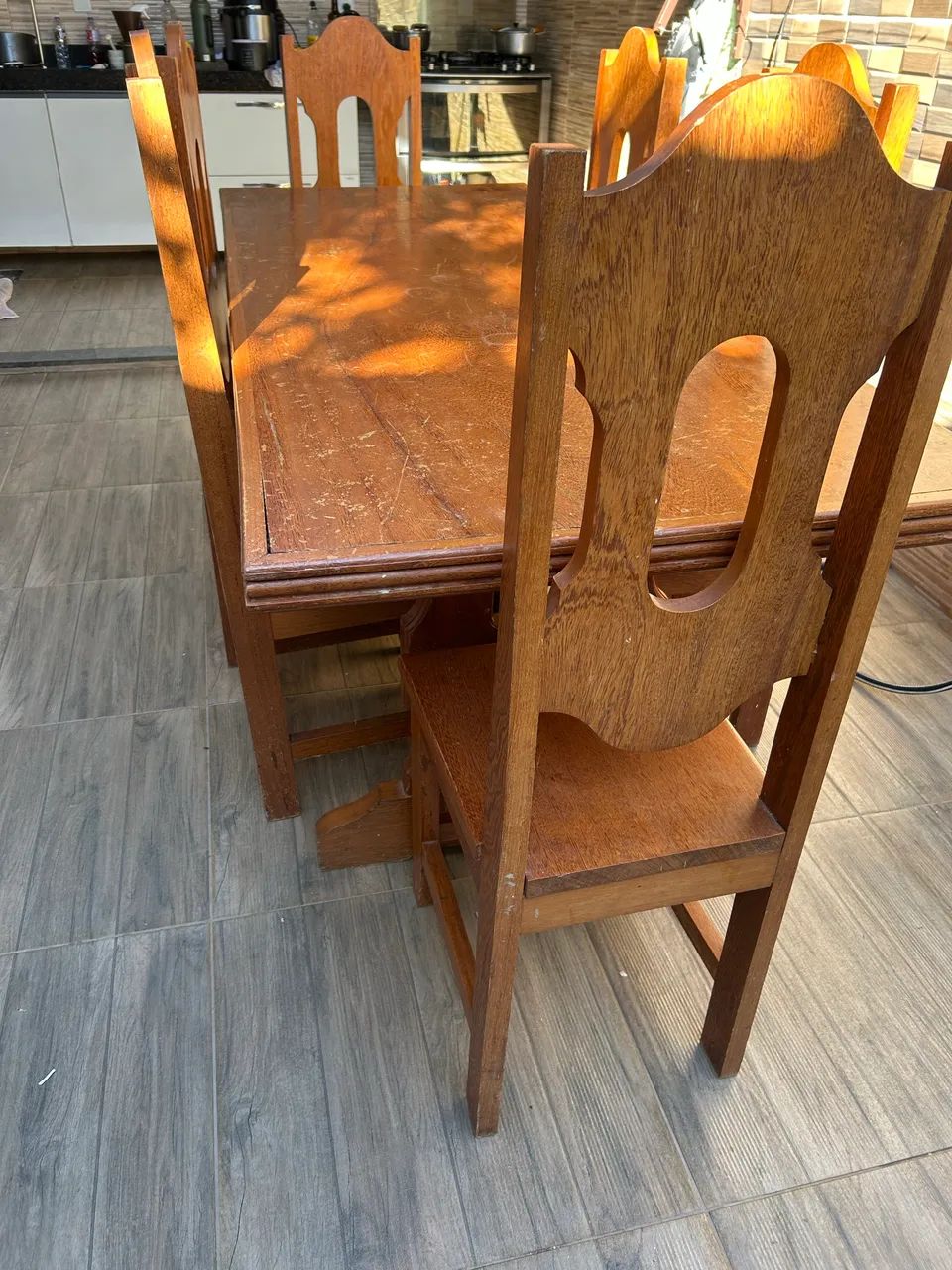 Mesa de madeira com 6 cadeiras  - Foto 3