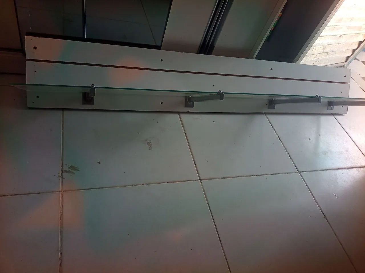 Vendo prateleiras de vidro com 4 ganchos e painel 