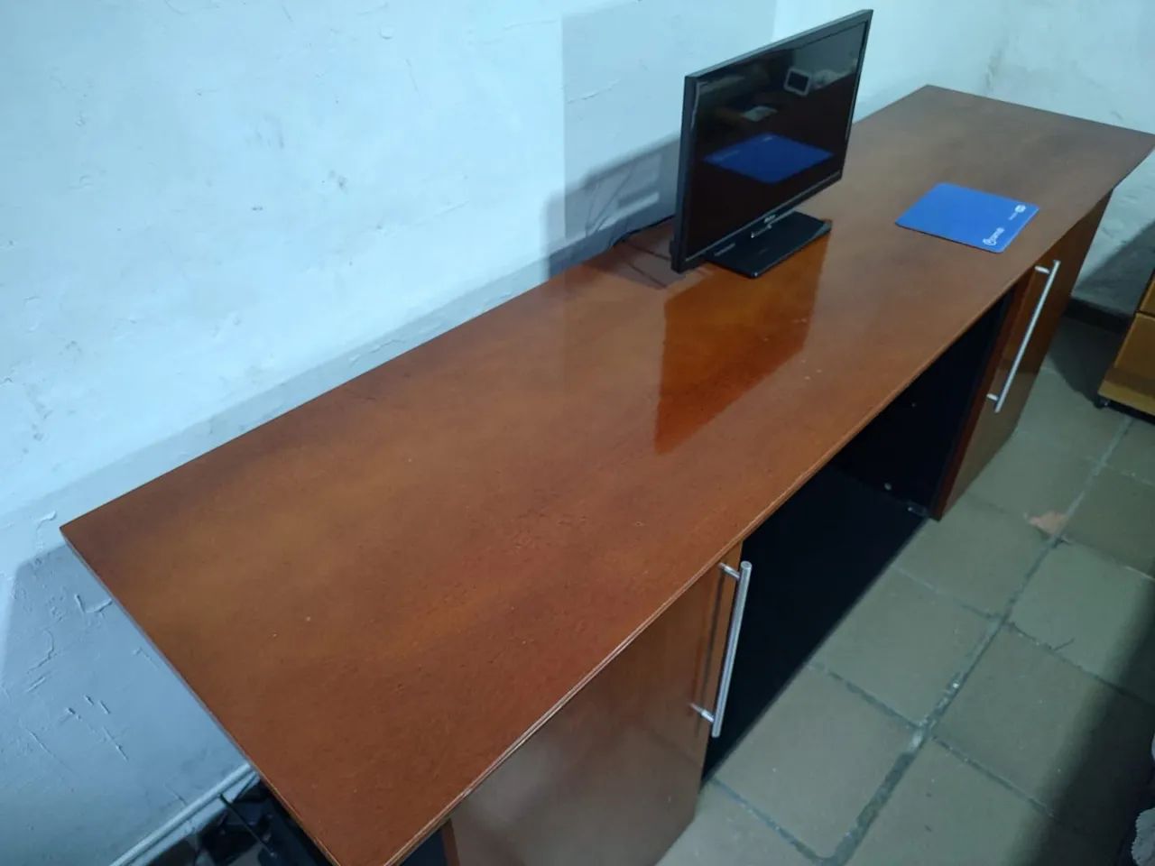 Rack, escrivaninha, armário baixo madeira - Foto 5