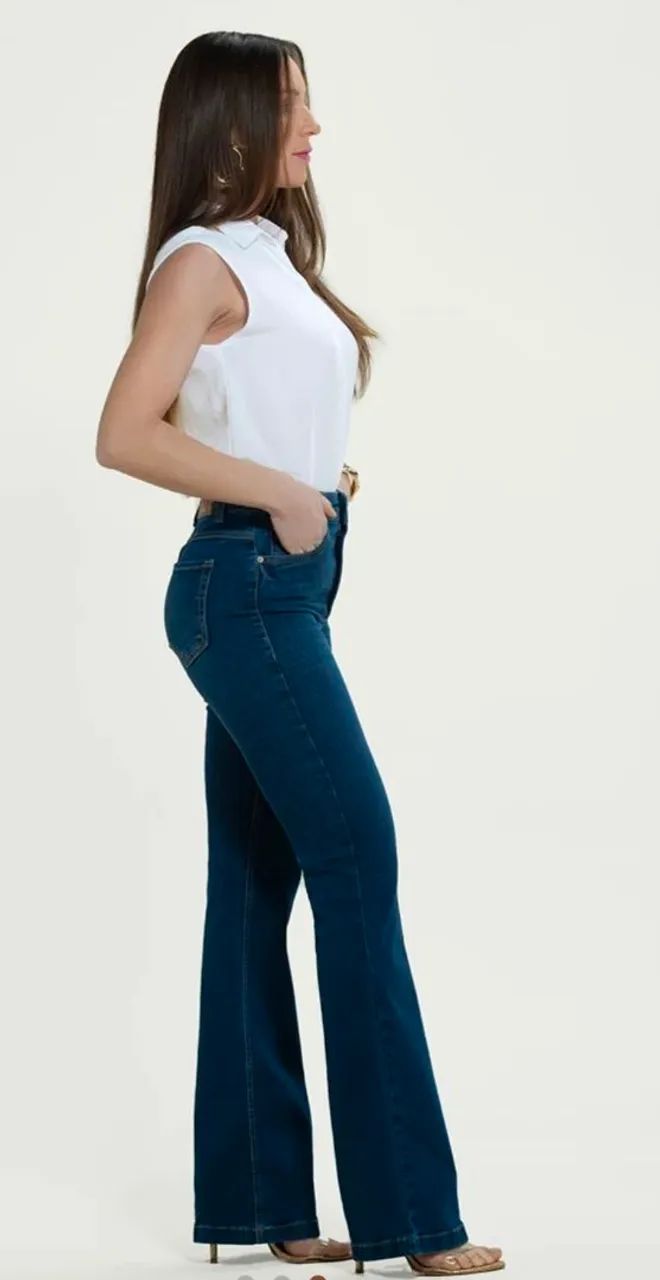 Calça jeans feminina flare em jeans com elastano 