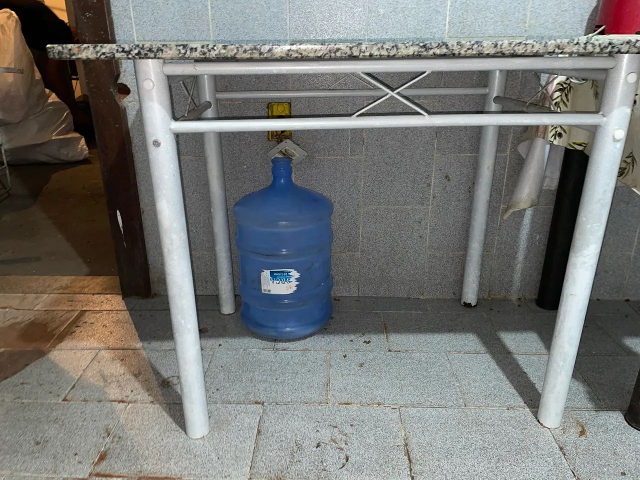 Mesa de mármore com pé de ferro.  - Foto 3