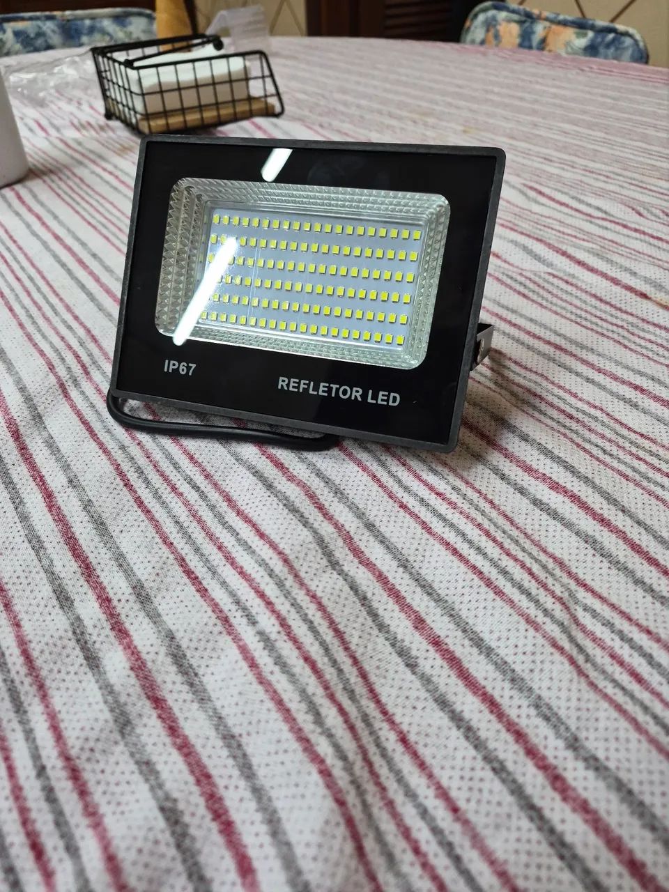 Refletor de LED Bivolt 100W Para Jardim e Fachada - Foto 2