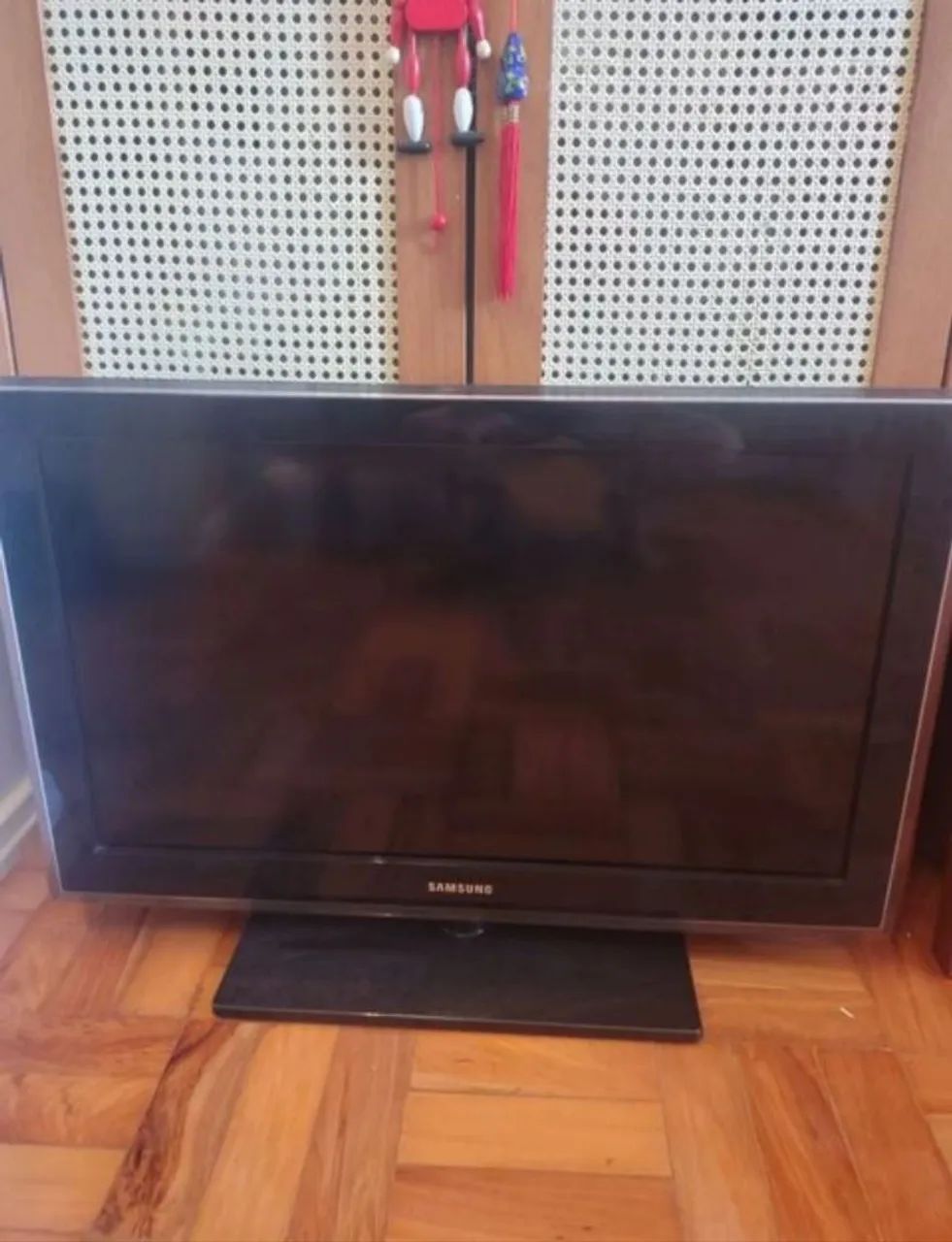 Tv Samsung modelo IN32D550klG, 32 polegadas, Full HD. Possui 4 entradas HDMI e porta USB. 