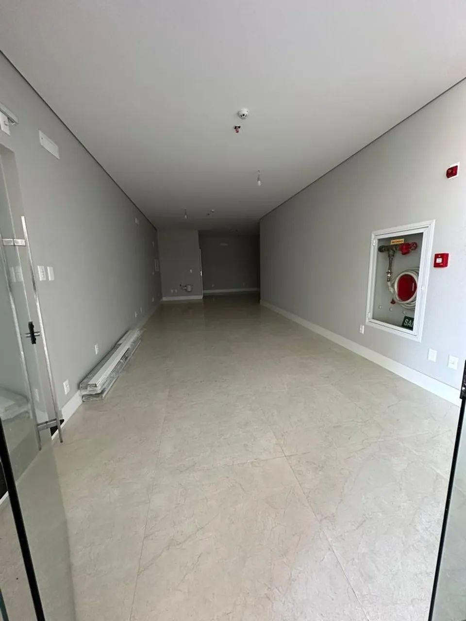 SALA COMERCIAL A VENDA EM MEIA PRAIA  - Foto 4