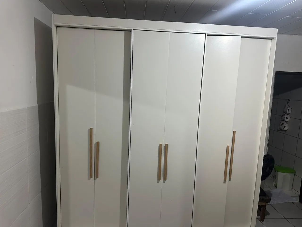 Guarda roupa semi novo 