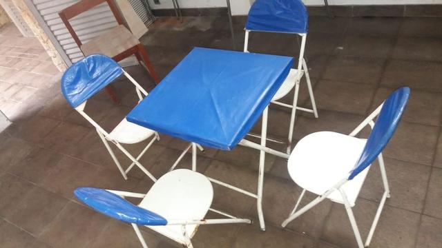 40 conjuntos de mesa e quatro cadeiras de ferro, R$80,00 cada jogo