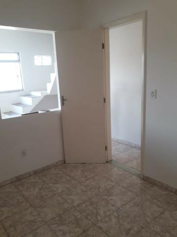 Alugo casa na rua principal Pernambués - Foto 17
