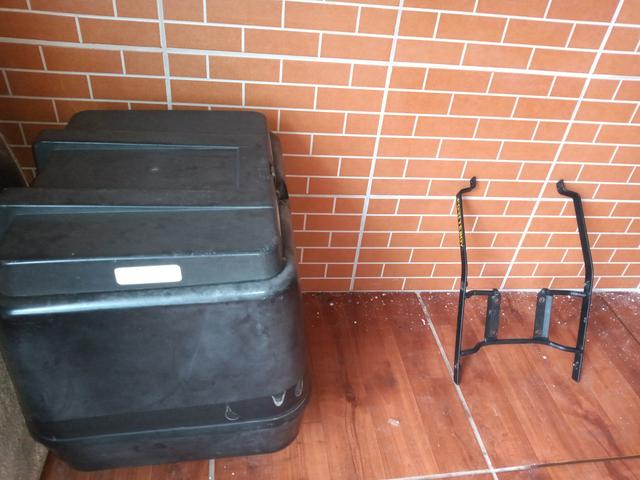 Vendo caixa d moto Boy e suporte 150 reais